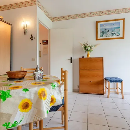 아파트 Les Portes De La By Interhome